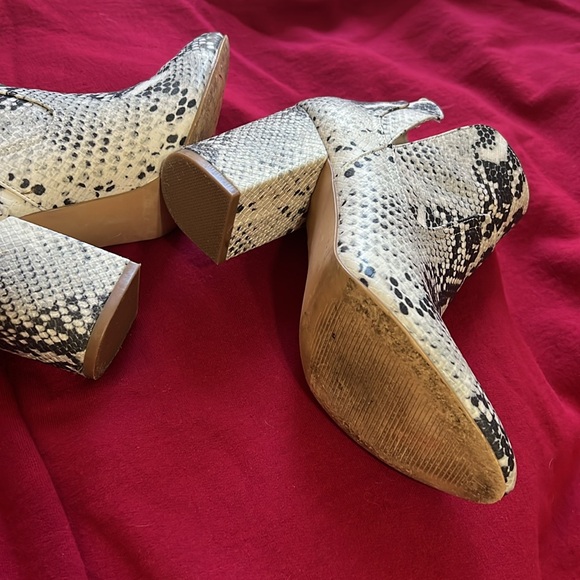 STEVE MADDEN Size 6 Narrate Pull on Boots Snake design - Picture 8 of 11